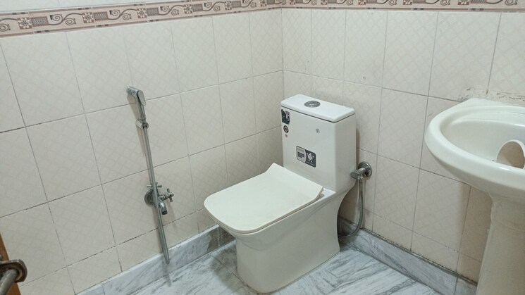 Bathroom, vaishali sector 5 3 Bedroom 1250 Sq.Ft. Builder Floor In Vaishali Sector 5 Ghaziabad 9334051