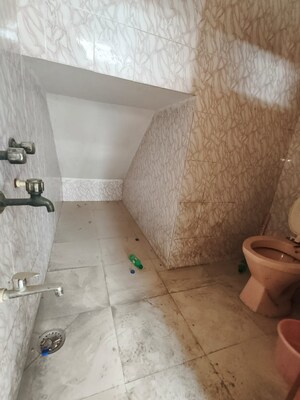 Bathroom in 1 RK Builder Floor at Vaishali Sector 3 – for Rent