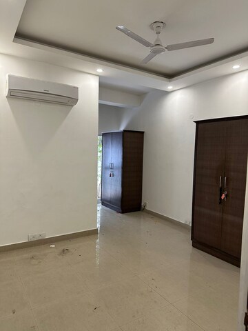 Room in 3.5 BHK Builder Floor at Emaar MGF Emerald Hills, Sector 65 – for Rent