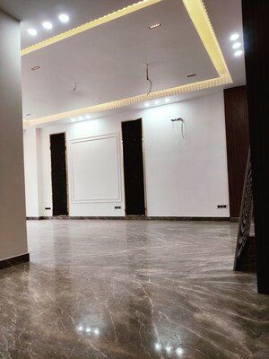 Room in 3.5 BHK Builder Floor at Emaar MGF Emerald Hills, Sector 65 – for Sale