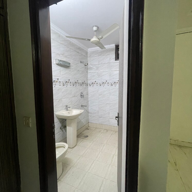 Bathroom, kalkaji 3 Bedroom 1800 Sq.Ft. Builder Floor In Kalkaji Delhi 9334850