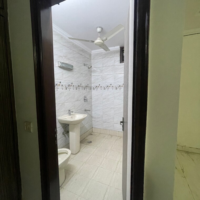 Bathroom, kalkaji 3 Bedroom 1800 Sq.Ft. Builder Floor In Kalkaji Delhi 9334850
