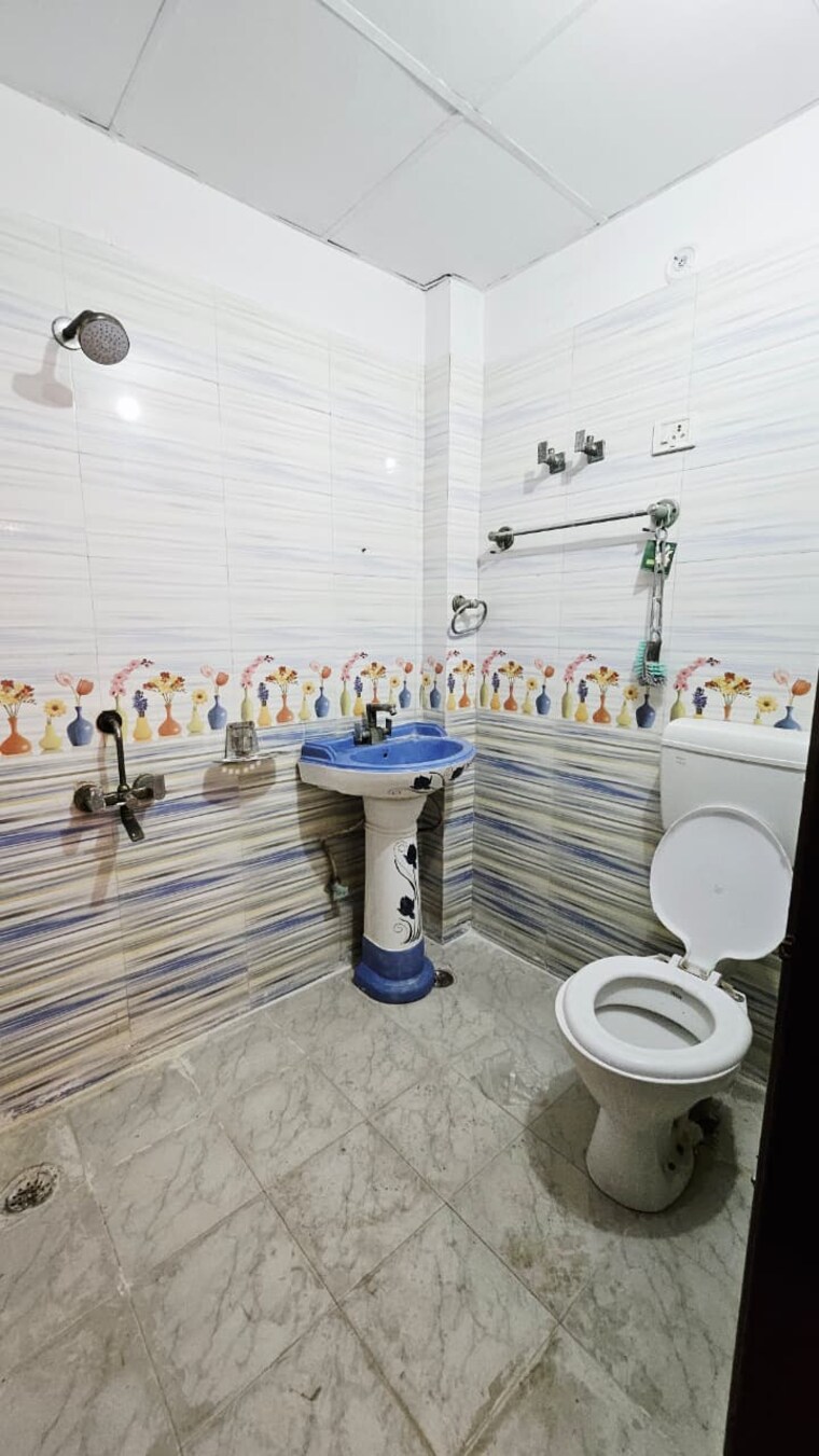 Bathroom, hindon-vihar 2 Bedroom 750 Sq.Ft. Builder Floor In Sector 49 Noida 9334876