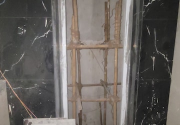 Lift in 3 BHK Builder Floor at Dilshad Colony – for Sale