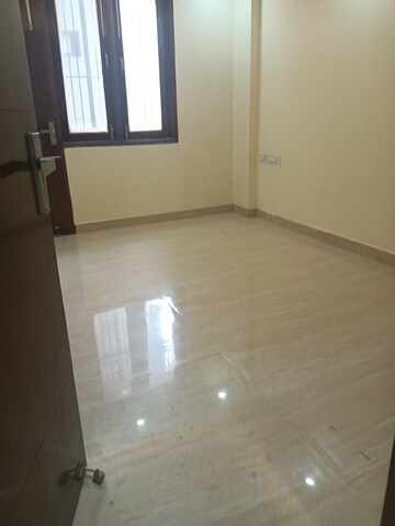 Room in 3 BHK Builder Floor at Sector 45 – for Rent