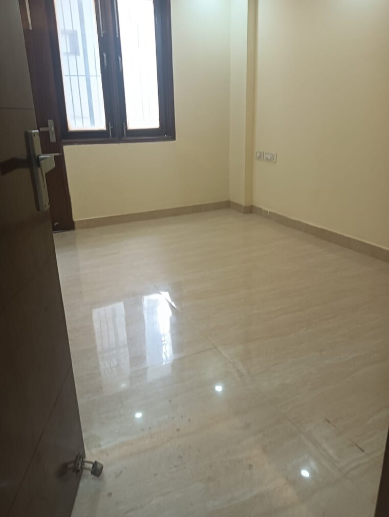 Room, sector 45 3 Bedroom 2000 Sq.Ft. Builder Floor In Sector 45 Gurgaon 9335003