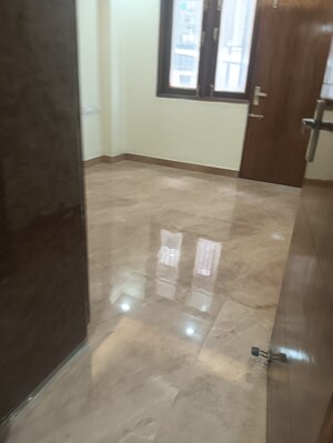 Room in 3 BHK Builder Floor at Sector 45 – for Rent