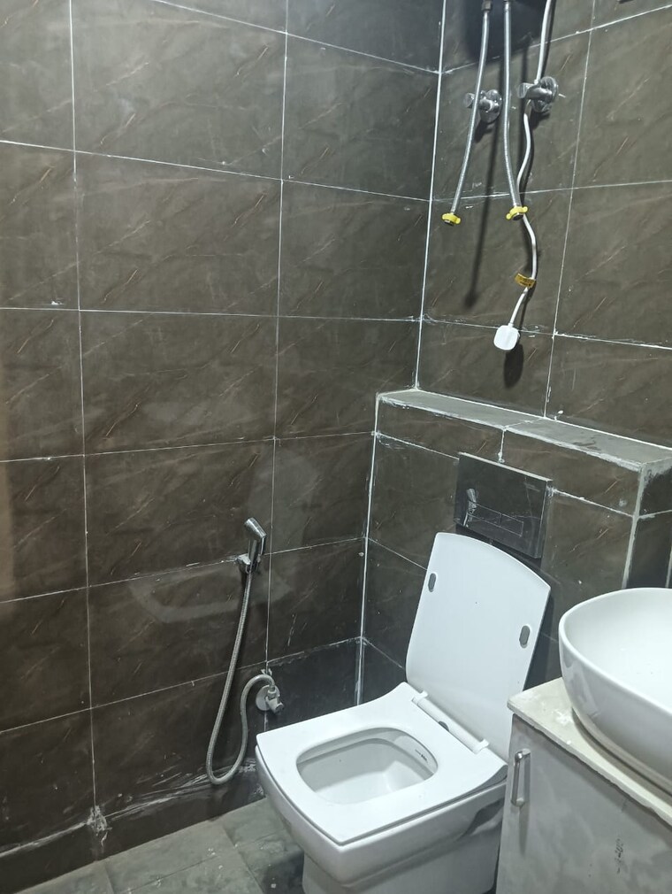 Bathroom, sector 45 3 Bedroom 2000 Sq.Ft. Builder Floor In Sector 45 Gurgaon 9335003