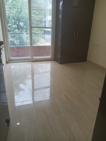Room in 3 BHK Builder Floor at Sector 45 – for Rent