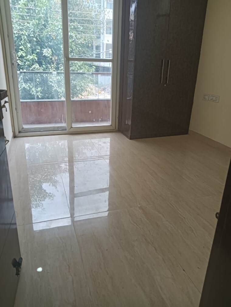 Room, sector 45 3 Bedroom 2000 Sq.Ft. Builder Floor In Sector 45 Gurgaon 9335003