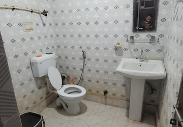 Attached Bathroom in 2 BHK Builder Floor at Dilshad Colony – for Sale