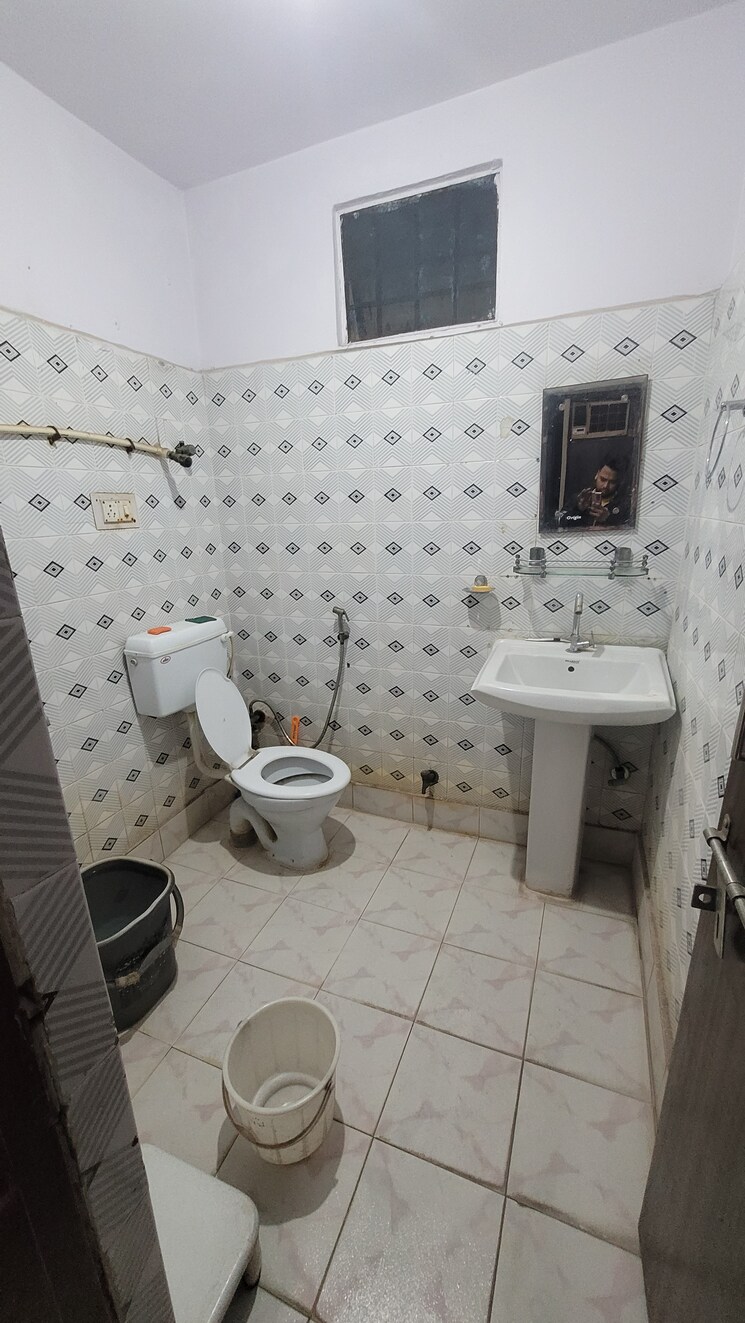 Attached Bathroom, dilshad colony 2 Bedroom 900 Sq.Ft. Builder Floor In Dilshad Colony Delhi 9335005