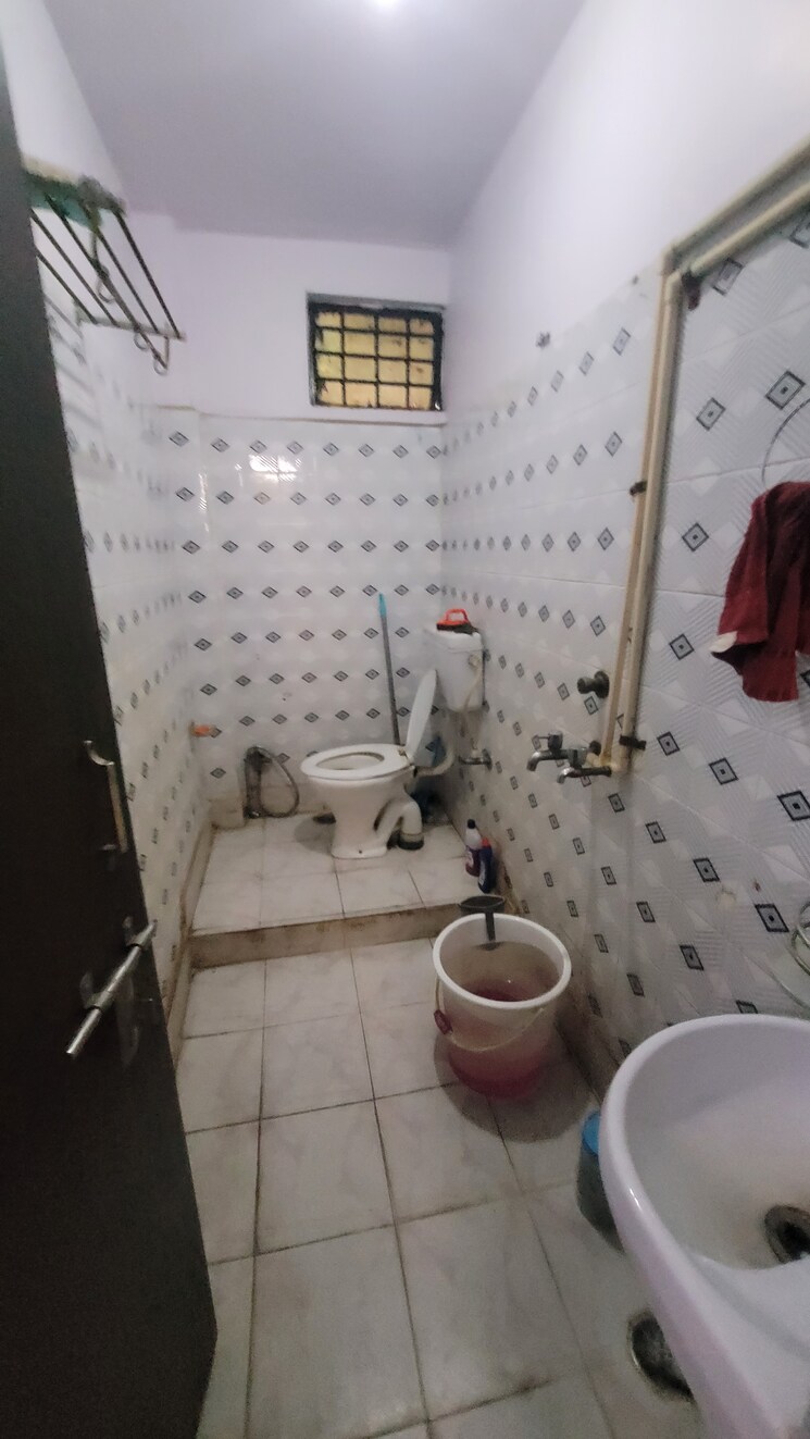 Bathroom, dilshad colony 2 Bedroom 900 Sq.Ft. Builder Floor In Dilshad Colony Delhi 9335005
