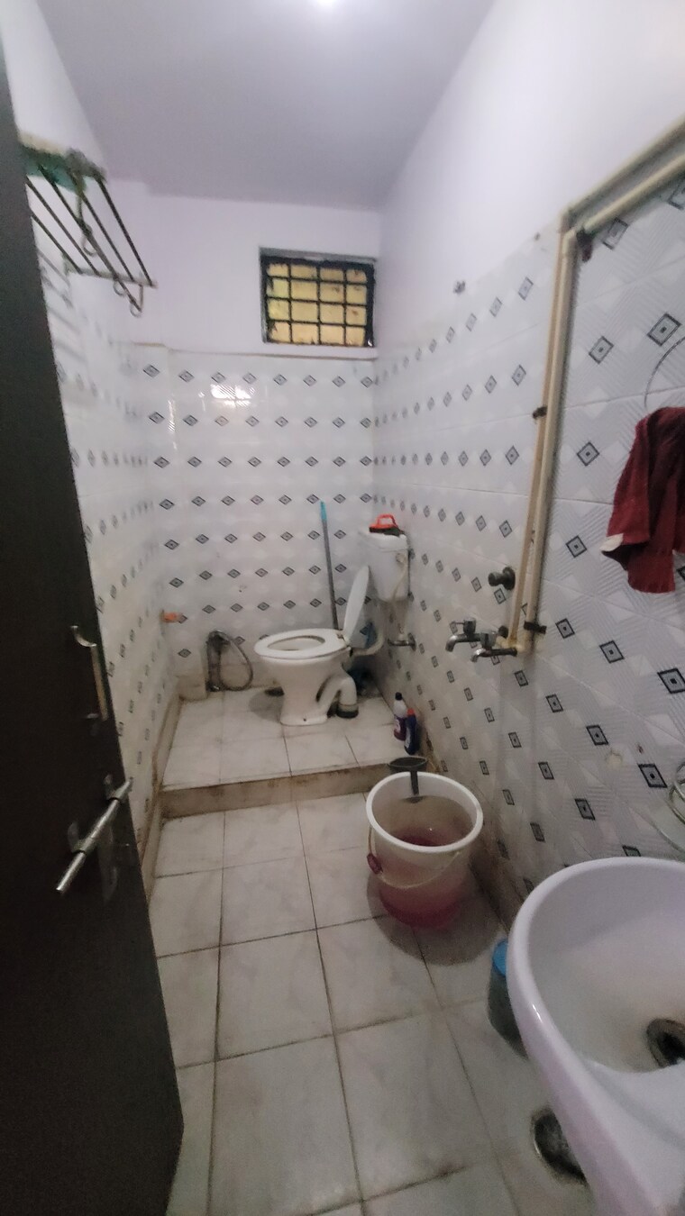 Bathroom, dilshad colony 2 Bedroom 900 Sq.Ft. Builder Floor In Dilshad Colony Delhi 9335005