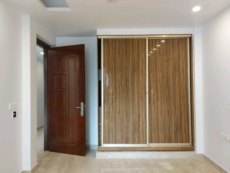 Room, shivalik colony 3 Bedroom 1500 Sq.Ft. Builder Floor In Shivalik Colony Delhi 9335100