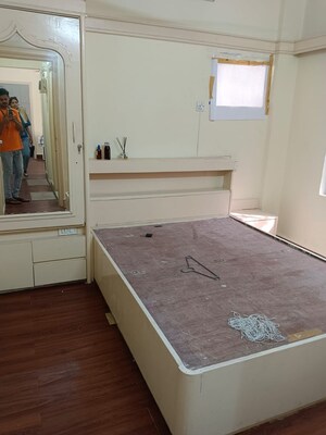 Room in 1 BHK Apartment at Andheri West – for Rent