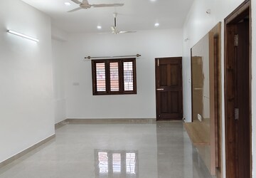 Room in 2 BHK Builder Floor at Halasuru – for Rent