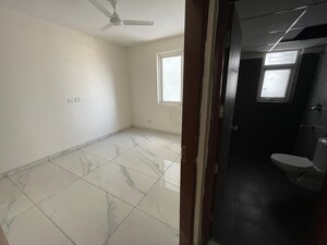 Room in 3.5 BHK Apartment at Vip Road – for Rent