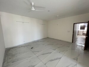 Room in 3.5 BHK Apartment at Vip Road – for Rent