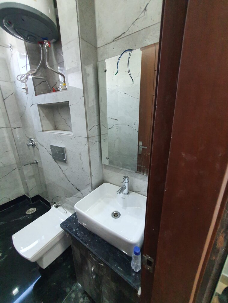 Bathroom, lajpat nagar 4 2 Bedroom 1000 Sq.Ft. Builder Floor In Lajpat Nagar 4 Delhi 9335530