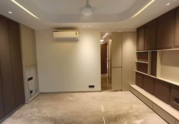 Room in 4 BHK Builder Floor at South Extension ii – for Sale