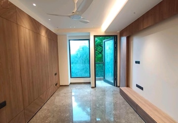 Room in 4 BHK Builder Floor at South Extension ii – for Sale