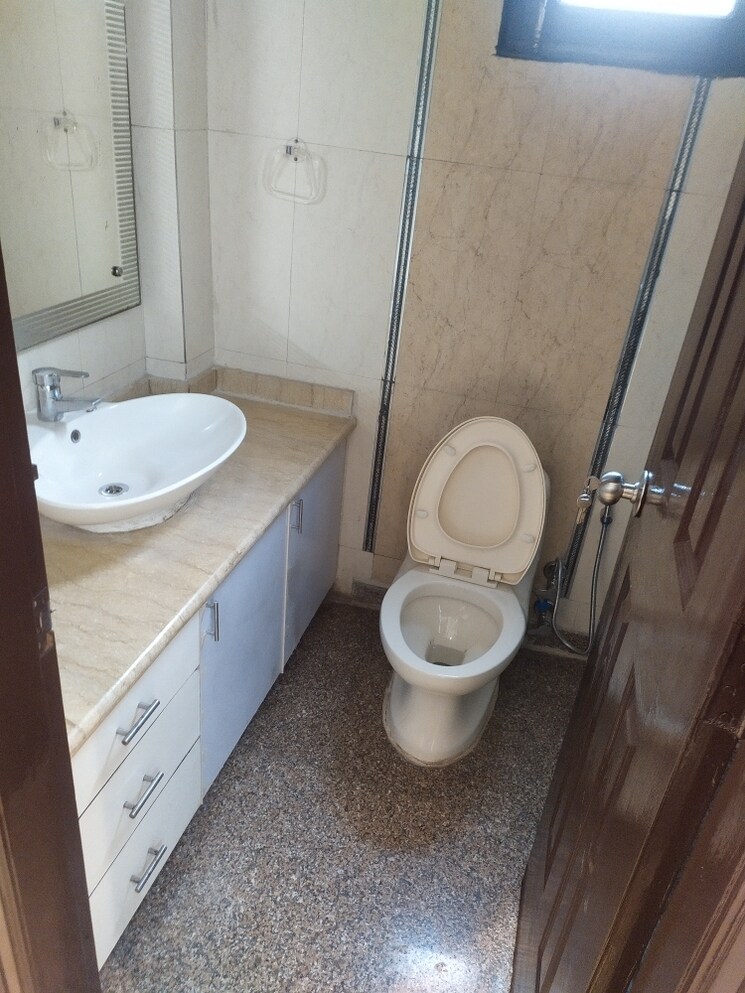Attached Bathroom, chittaranjan park 3 Bedroom 2200 Sq.Ft. Builder Floor In Chittaranjan Park Delhi 9335721