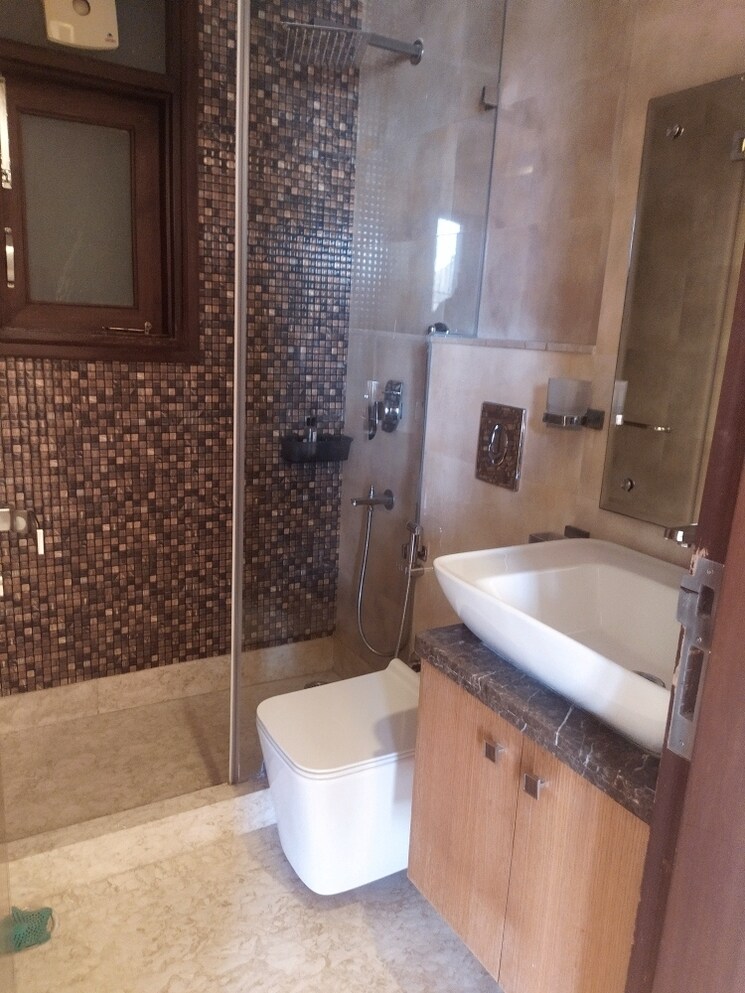 Bathroom, chittaranjan park 3 Bedroom 1500 Sq.Ft. Builder Floor In Chittaranjan Park Delhi 9335779
