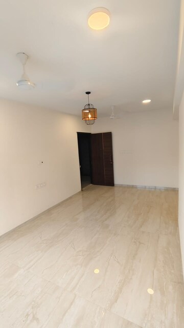 Room in 3 BHK Apartment at Raj Kamal CHS Vile Parle, Vile Parle East – for Rent