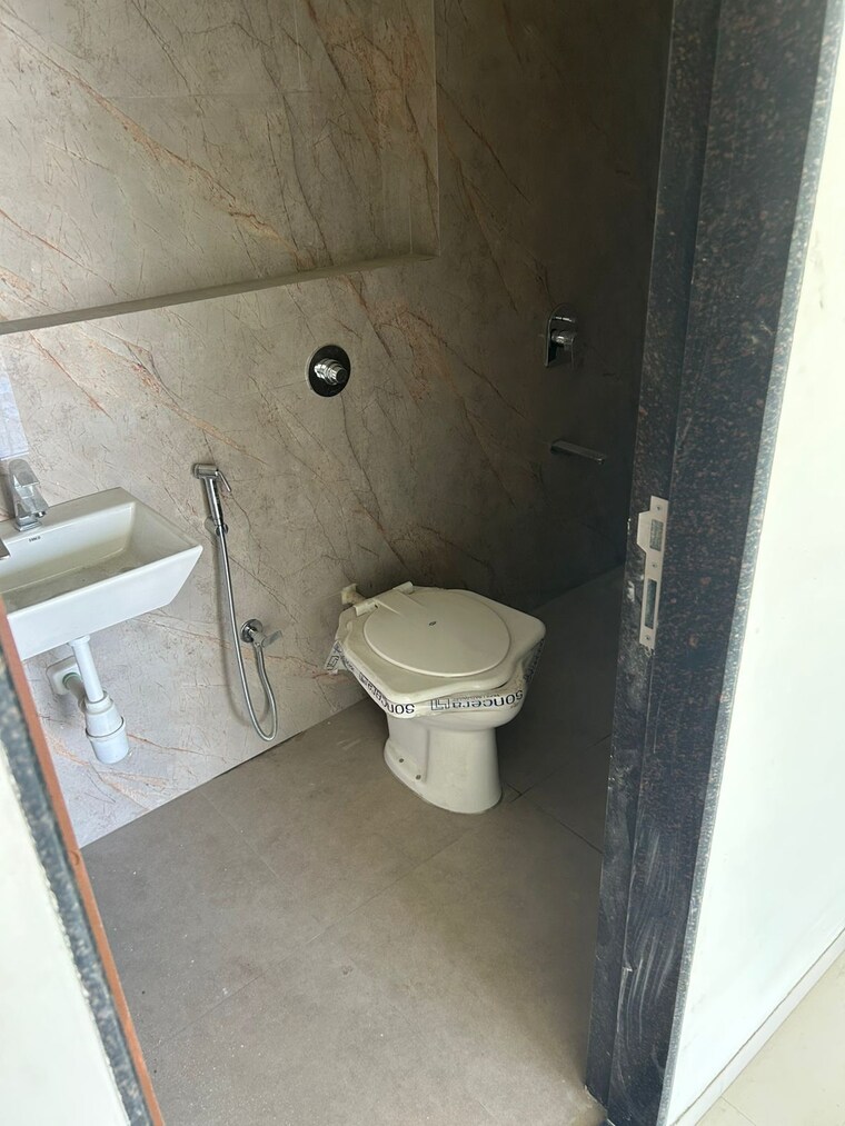 Bathroom, oxford-navrang-crystal 2 Bedroom 650 Sq.Ft. Apartment In Goregaon West Mumbai 9336059