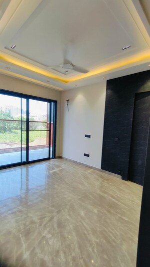 Room in 4 BHK Builder Floor at Unitech Arcadia, South City 2 – for Sale