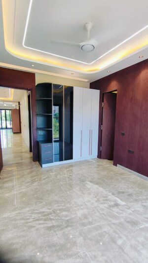 Room in 4 BHK Builder Floor at Unitech Arcadia, South City 2 – for Sale