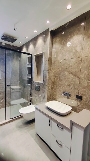Bathroom in 4 BHK Builder Floor at Unitech Arcadia, South City 2 – for Sale