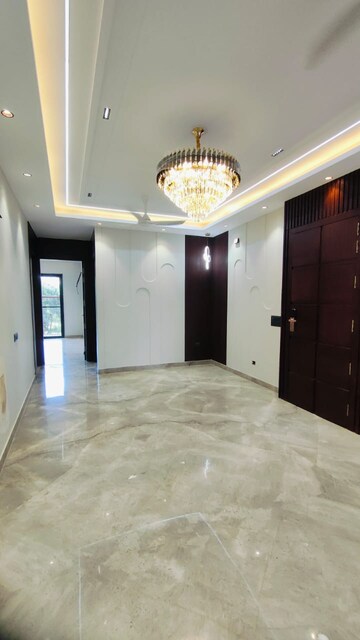 Room in 4 BHK Builder Floor at Unitech Arcadia, South City 2 – for Sale