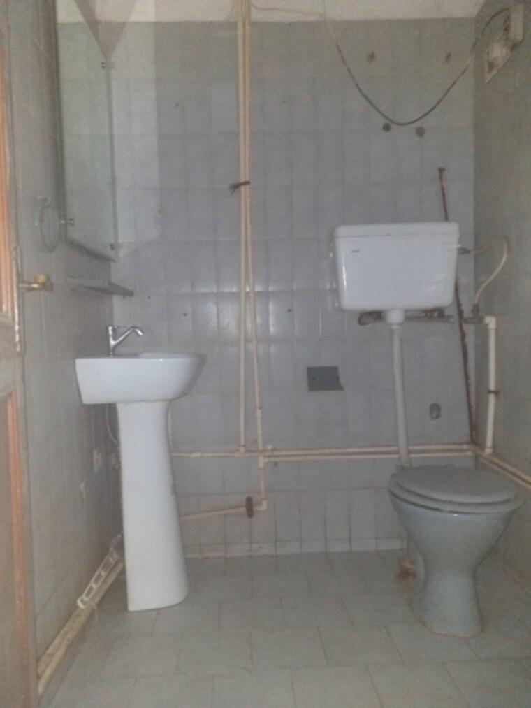 Bathroom, east patel nagar 3 Bedroom 1480 Sq.Ft. Builder Floor In East Patel Nagar Delhi 9336083
