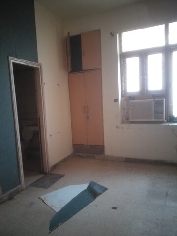 Room in 3 BHK Builder Floor at East Patel Nagar – for Rent