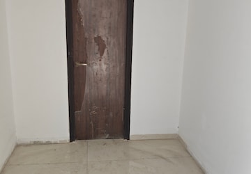 Room in 3.5 BHK Apartment at Rishita Manhattan, Gomti Nagar – for Sale