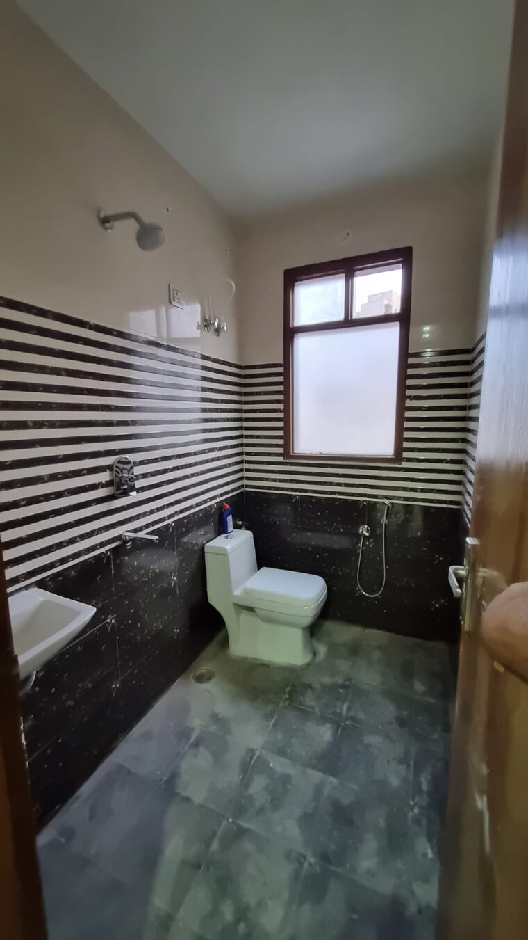 Attached Bathroom, palam-vihar-residents-association 3 Bedroom 1380 Sq.Ft. Builder Floor In Palam Vihar Gurgaon 9336183