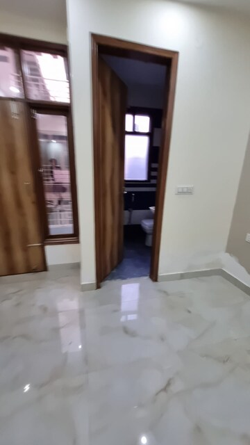 Room in 3 BHK Builder Floor at Palam Vihar Residents Association, Palam Vihar – for Rent
