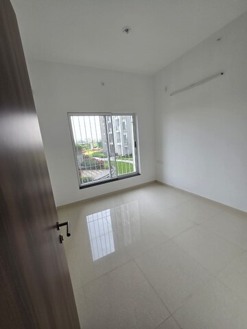 Room in 2 BHK Apartment at Runwal The Central Park, Chinchwad – for Rent