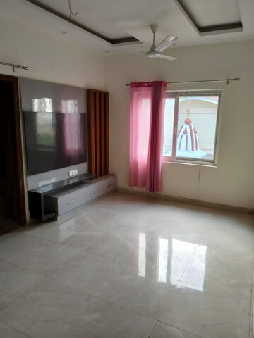 Room in 3 BHK Apartment at Skynet Towers, Patiala Road – for Rent