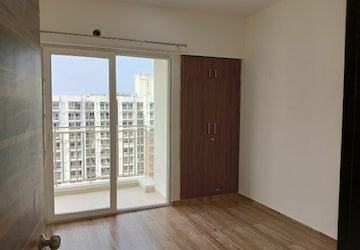Room in 3 BHK Apartment at Mahagun Mantra I, Sector 10 Greater Noida – for Rent