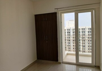 Room in 3 BHK Apartment at Mahagun Mantra I, Sector 10 Greater Noida – for Rent