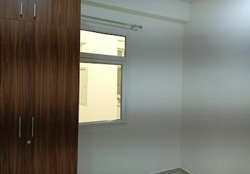 Room in 3 BHK Apartment at Mahagun Mantra I, Sector 10 Greater Noida – for Rent