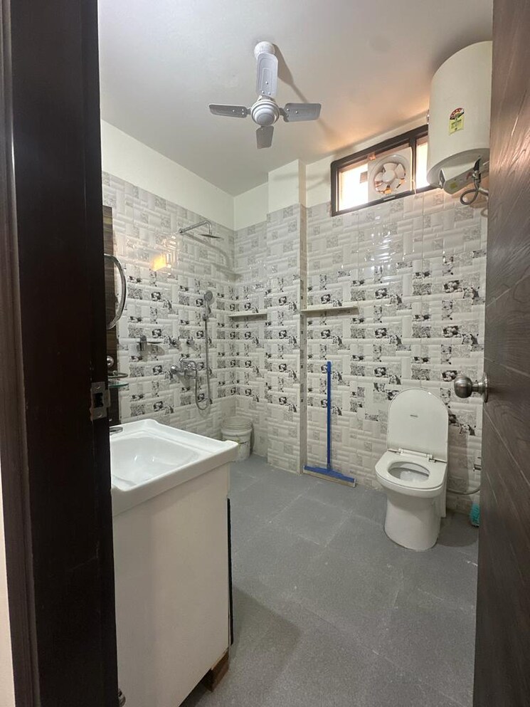 Bathroom, chattarpur 4 Bedroom 1800 Sq.Ft. Apartment In Chattarpur Delhi 9336311