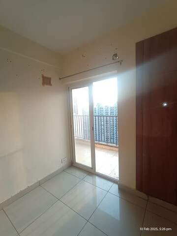 Room in 2 BHK Apartment at Panchsheel Greens II, Sector 16 Greater Noida – for Rent