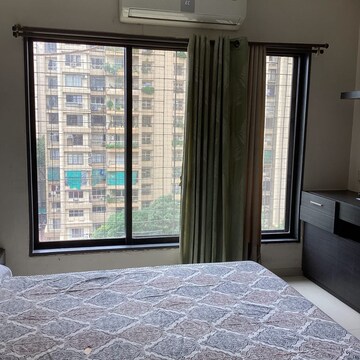 Room in 3 BHK Apartment at Lokhandwala Green Acres, Lokhandwala Complex – for Rent