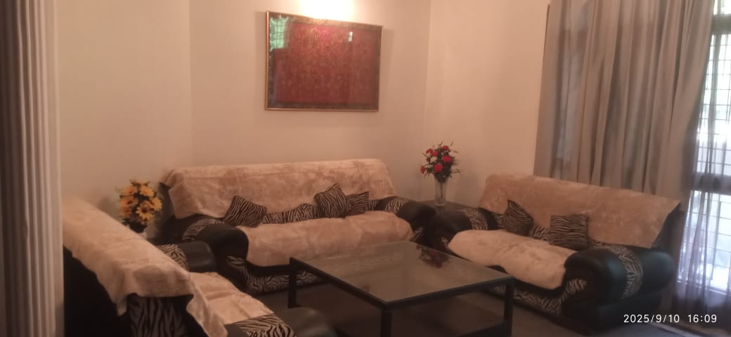 3.5 BHK + Servant Room Villa For Rent in Sector 36