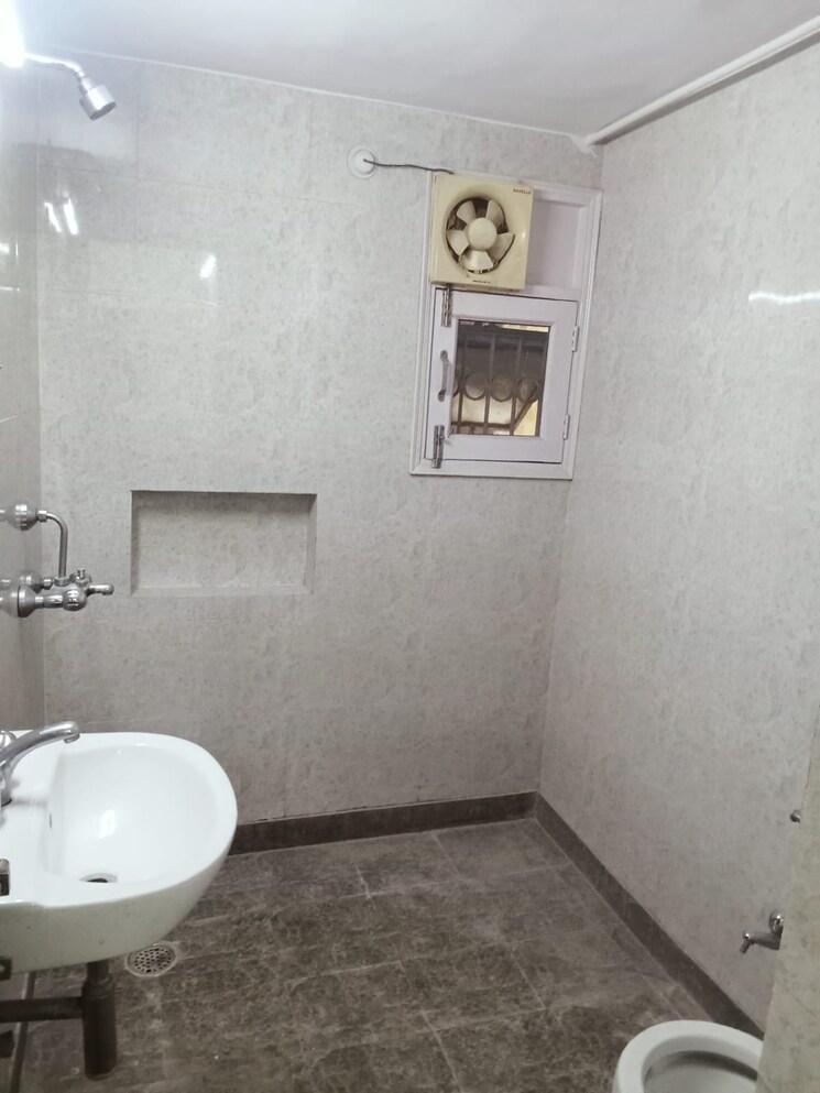 Bathroom, vasant kunj 3 Bedroom 1800 Sq.Ft. Apartment In Vasant Kunj Delhi 9336407