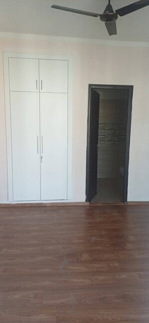 Room in 2 BHK Apartment at Amrapali Golf Homes, Sector 4 Greater Noida – for Rent